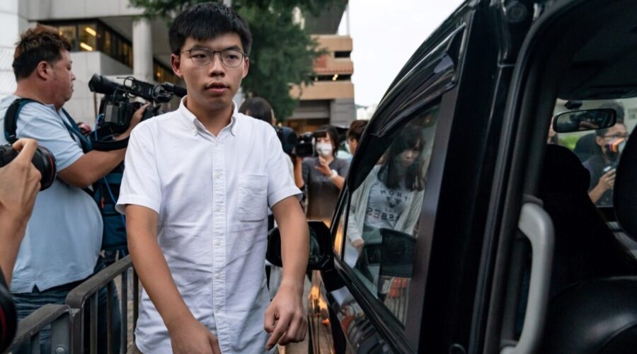 Hongkongský prodemokratický kandidát Joshua Wong odchází od východního magistrátního soudu poté, co byl zatčen a propuštěn na kauci v Hongkongu 30. srpna 2019. (Anthony Kwan / Getty Images)