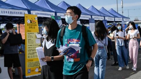 Vysokoškoláci v Číně musí brát podřadnou práci nebo čelit nezaměstnanosti