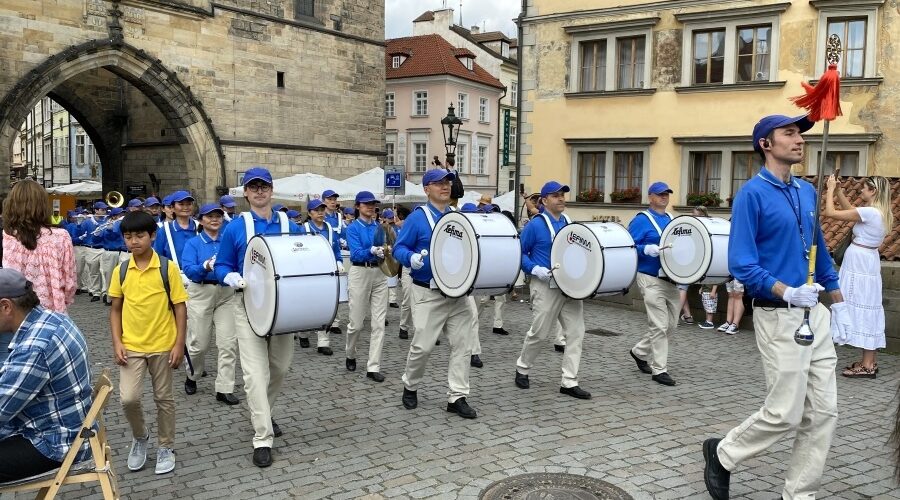 Bubeníci Nebeského pochodového orchestru vstupují na Karlův most z Malostranského náměstí, Praha 22. července 2023. (The Epoch Times)