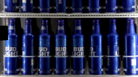 Bojkot společnosti Bud Light stál společnost Anheuser-Busch na americkém trhu 395 milionů dolarů