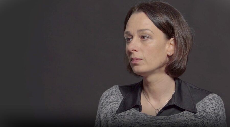 Investigativní novinářka Markéta Dobiášová v novém dokumentárním snímku nazvaném Obchod se strachem. (Screenshot z dokumentu)