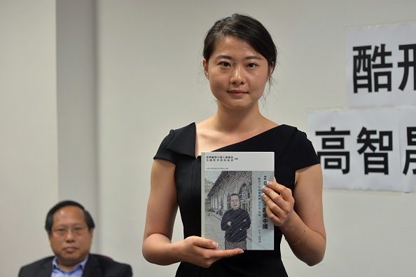 Dcera Kao Č'-šenga, jednoho z nejvýznamnější čínských právníků v oblasti lidských práv, představuje knihu, napsanou jejím otcem na tiskové konferenci v Hongkongu, úterý 14. června 2016. (ANTHONY WALLACE / AFP / Getty Images)