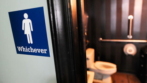 Genderově neutrální toalety na Univerzitě Karlově jako „přirozený společenský vývoj“ fakult?