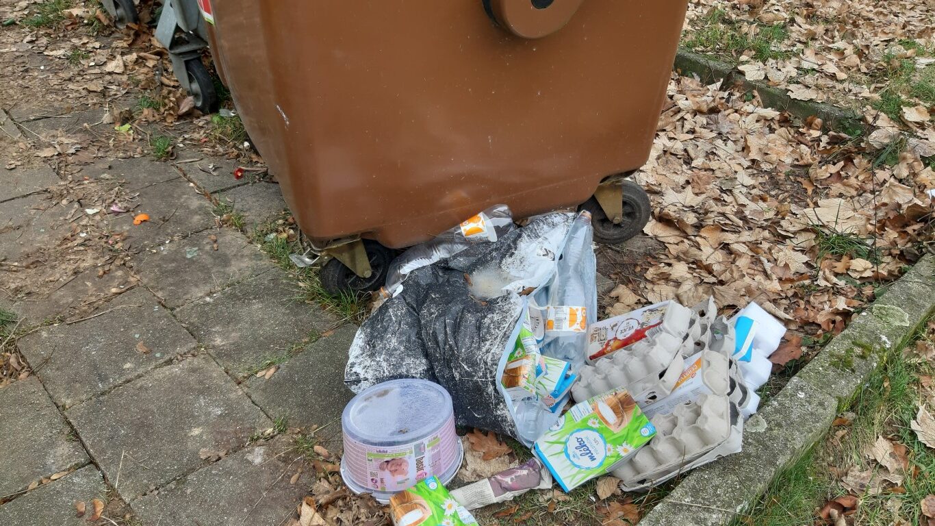 Když někdo do kontejneru vyhodí kartonovou krabici vcelku, která zabere téměř celý prostor na směsný odpad, v důsledku toho pak odpadní nádoby přetékají nebo se odpadky vrší okolo nich.