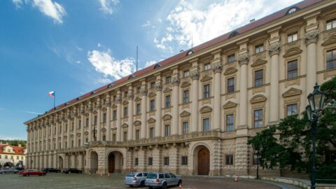 Zastupitelské úřady loni přijaly 155 000 žádostí o víza, meziročně o 44 procent méně