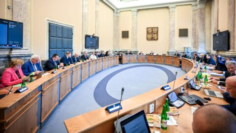 Vláda seškrtá dotační programy 12 ministerstev o 84 miliard korun