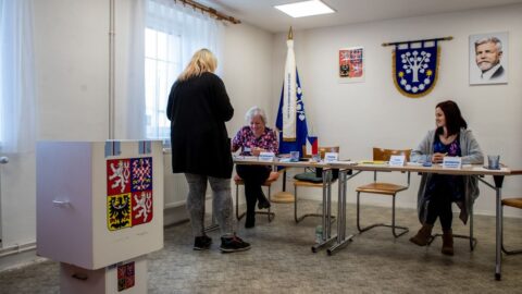 Sněmovna schválila ústavní novelu o pevném říjnovém termínu regionálních voleb