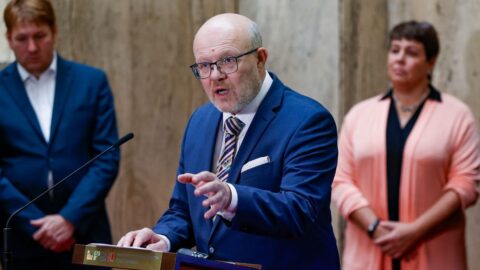Novou vakcínou proti covidu-19 bylo očkováno zhruba 100 000 lidí, dnes i ministr Válek