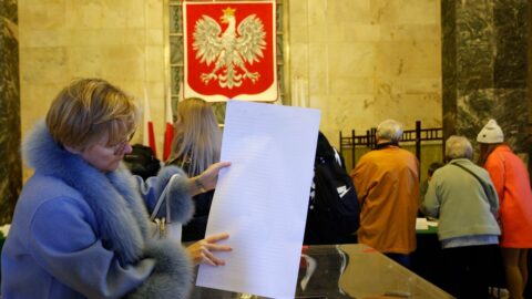 V Polsku probíhají parlamentní volby, na volebních místech v Česku je velký zájem