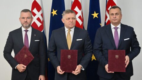 Slovensko má novou vládu, lídři politických stran Směr-SD, Hlas-SD a SNS podepsali koaliční dohodu