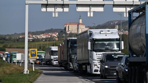Rakousko o dva měsíce prodlužuje kontroly na hranicích s Českem