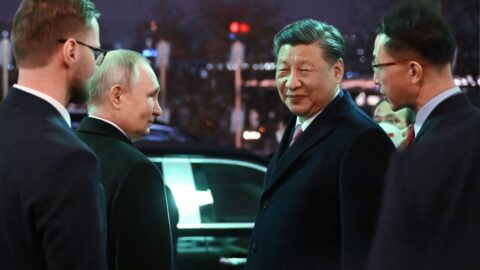 Biden dnes míří do Izraele, Putin do Číny
