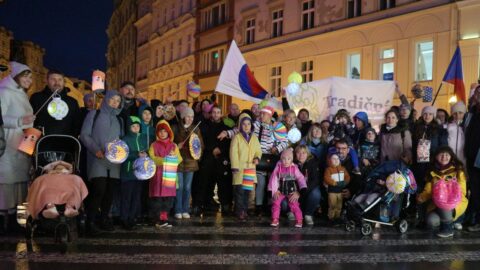 V uplakaném centru Prahy zazářily v sobotní podvečer lampiony, které nesli děti, rodiče i prarodiče