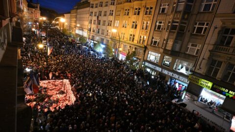 Tisíce lidí i v chladném počasí oslavovaly výročí sametové revoluce