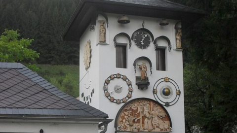 První vesnický orloj v ČR se po 15 letech přestěhoval do Žibřidic na Liberecku