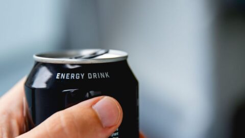 Každý desátý mladý má sklon k rizikové konzumaci energetických nápojů
