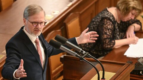 Sněmovna schválila rozpočet na příští rok se schodkem 252 miliard korun