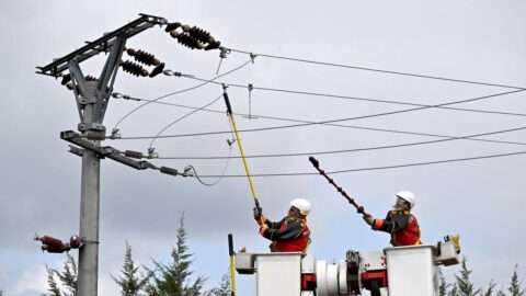 Kvůli sněhu a větru jsou desetitisíce domácností bez dodávky elektřiny