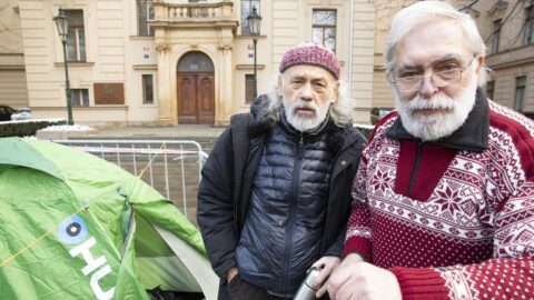 Bývalí disidenti začnou během jara dostávat minimálně průměrné důchody