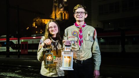 Skauti dnes rozváží betlémské světlo po republice
