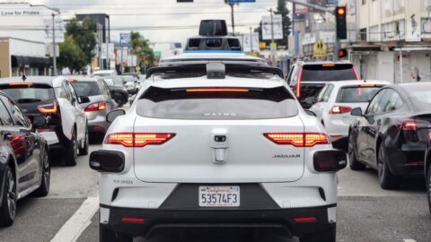 V Británii by mohly roku 2026 začít jezdit samořízené automobily, řekl ministr