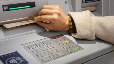 Švýcarsko: Raiffeisen ztěžuje výběr peněz ze soukromých účtů