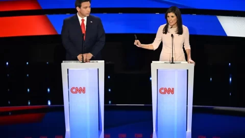 V páté republikánské debatě 5 dní před primárkami diskutovali už jen DeSantis a Hayleová