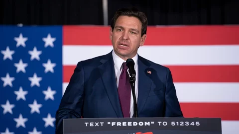 Ron DeSantis se vzdal kandidatury na prezidenta a podpořil Trumpa