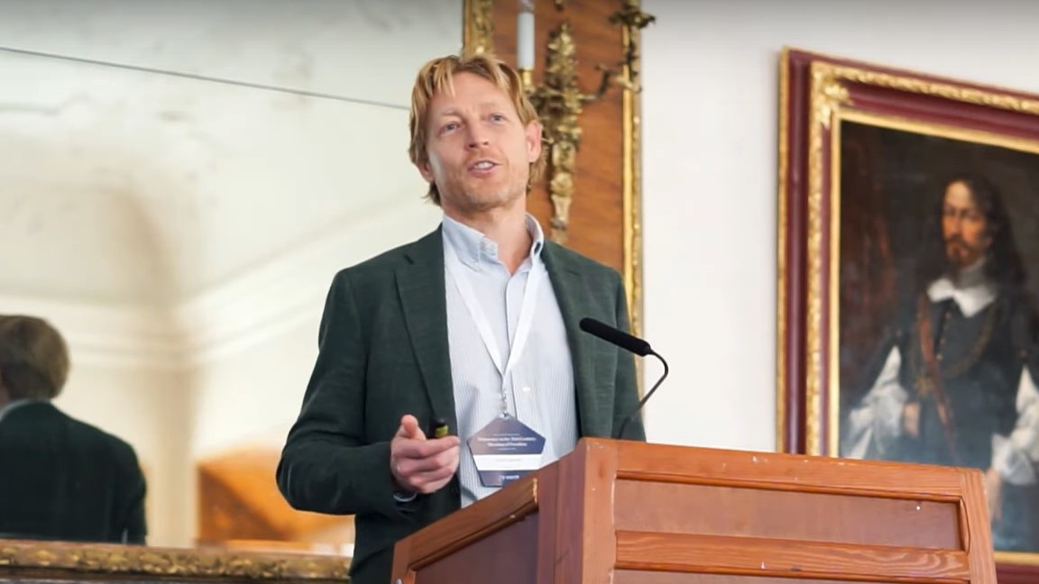 Karel Janeček během proslovu na akci World at the Crossroads of History, 2023. (Screenshot YouTube)