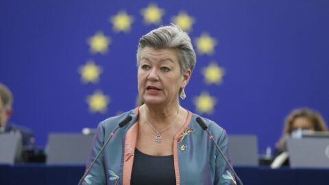 EU potřebuje o milion legálních přistěhovalců ročně víc, řekla eurokomisařka