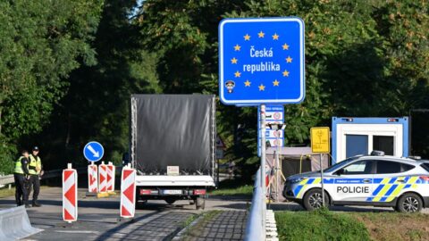 Policie navrhla obžalovat 14 lidí za převedení dvou tisícovek migrantů