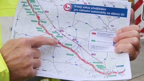 Pokuty za zákaz předjíždění kamionů na D1 se na Vysočině od ledna blíží milionu