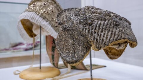 Muzeum Hořice ukazuje na výstavě vzácné čepce i hedvábné šaty