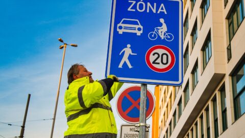 Před brněnským nádražím vznikla sdílená zóna pro řidiče i chodce