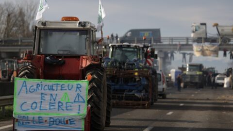 Zemědělci ve Francii blokují dvě dálnice, večer je přijme premiér Attal