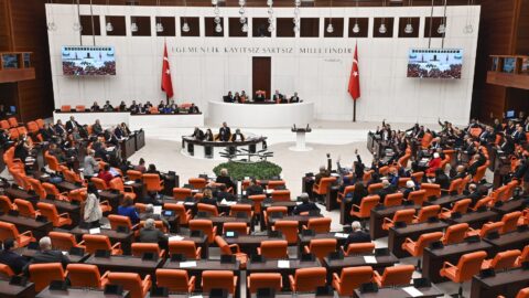 Turecký parlament schválil vstup Švédska do NATO, ratifikaci dokončí Erdogan