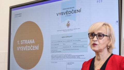 Odborníci vytvořili nové šestistránkové vysvědčení pro základní školy. „Šílenost“, říká na rušení známek pedagogická rekordmanka