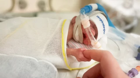 Malé miminko, které se vešlo mamince do dlaně, je po 181 dnech na JIP doma, prospívá a neustále se směje