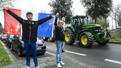 Francouzští farmáři po vládní nabídce ukončují protestní blokády