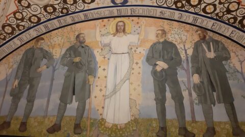 Vojenská kaple s unikátní malebnou výzdobou. Zachována paradoxně díky skladišti SNB