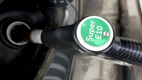 Ekologičtější palivo E10 rizikové není, problémy může přinést jen starším a dlouho stojícím vozům
