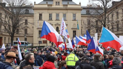 Hnůj před úřadem vlády a výhrůžky premiéra o stažení slíbené podpory – dnešní protest v Praze