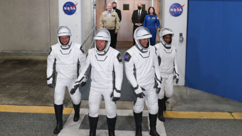Na ISS dorazili v lodi firmy SpaceX tři Američané a jeden Rus