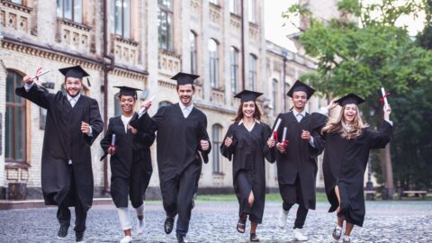 Studenti v EU by mohli do budoucna získávat evropský titul, navrhuje Evropská komise