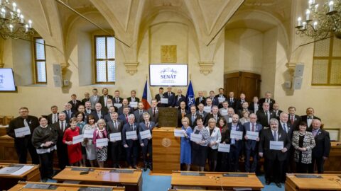 Senát připomenul výročí vstupu ČR do NATO společnou fotografií svých členů