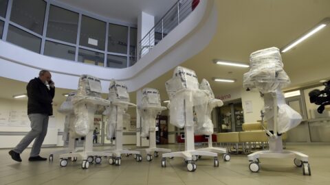 Vláda projedná darování plicních ventilátorů z doby covidu na Ukrajinu