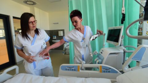 SYRI: Zdravotní sestry v Česku jsou přetížené a mají málo pravomocí