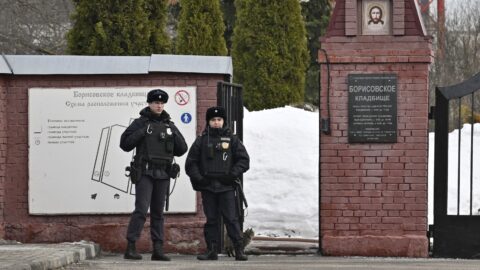 Policisté postavili ohrazení u kostela, kde má být rozloučení s Navalným