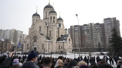 Navalného pieta byla krátká, rakev je na hřbitově