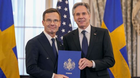 Švédsko je v NATO, jeho premiér ve Washingtonu nechal uložit přístupový protokol